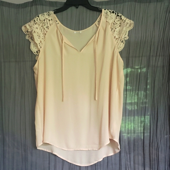 Beautiful chiffon like blouse, with lace cap sleeves. NWOT - Picture 2 of 5